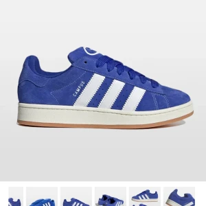 Blå Adidas Campus sneakers - Snygga blå Adidas Campus sneakers i mocka med de klassiska vita ränderna på sidan. Skorna har en bekväm passform och snörning framtill. Perfekta för en stilren och sportig look. Har bara använts 3 gånger. 