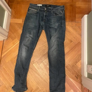 Blå Replay Grover jeans - Snygga Replay Grover jeans i en klassisk blå färg. De har en snygg tajt. 34/34. Kan budas.