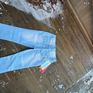 Ljusblå low waisted jeans - Utsvängda/raka, lågmidjade ljus blå, prislappen sitter kvar, strl 26 