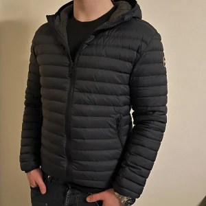 Colmar jacka - Säljer min colmar jacka för den blivit för liten, den har inga skador eller defekter men den är använd! Skick 9/10. Säljer den för 999 kr och ny pris är 3000 kr! Skriv gärna för fler frågor.
