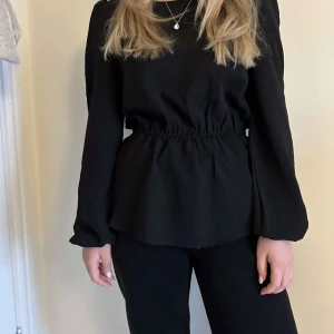 Svart blus - Superfin o fräsch blus som har använts max 2-3 gånger! Har storlek S och är helt normal i storleken!!