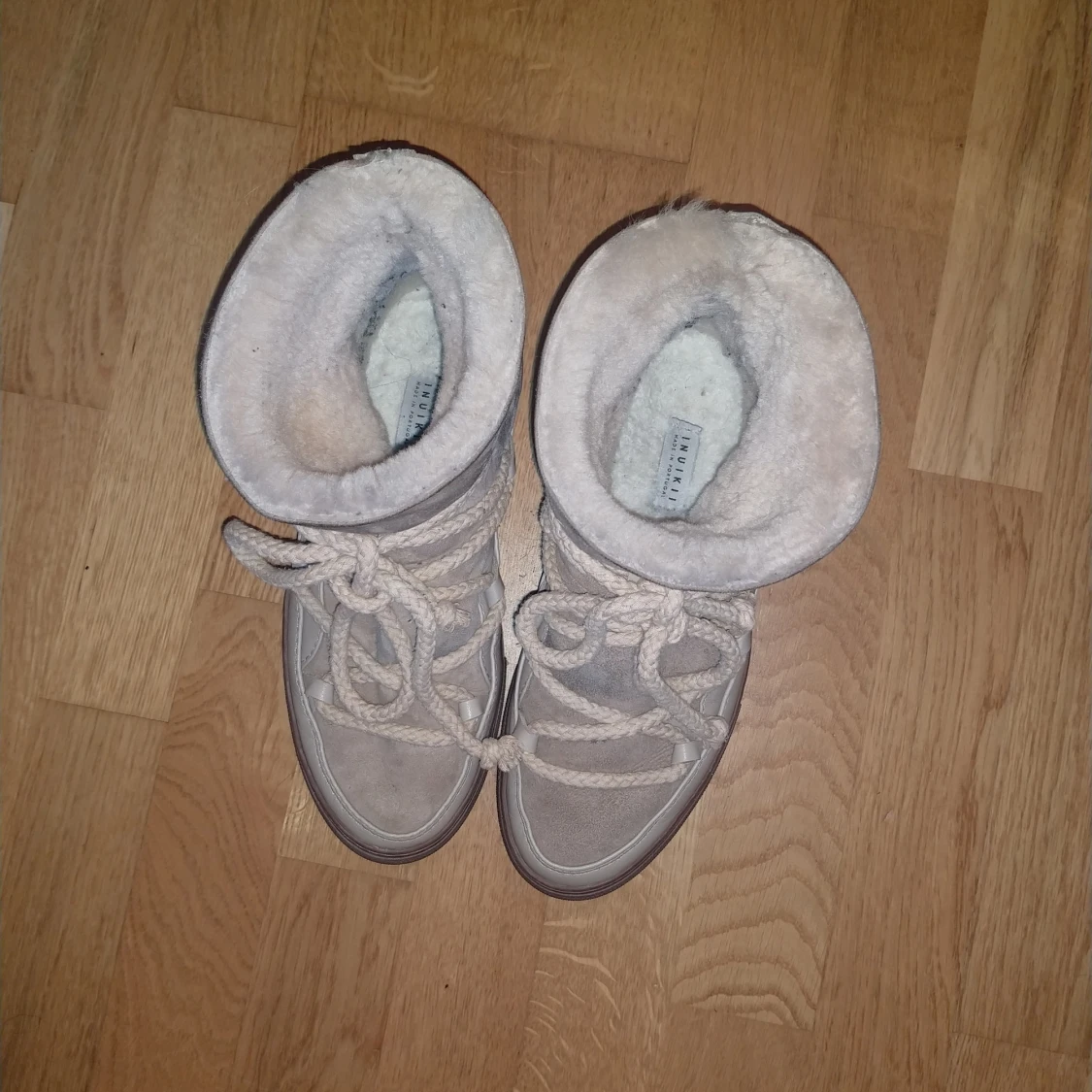 Beige boots från Inuikii som är i storleken 39 det är super fina och sköna till vintern.det säljs för att det inte passade mig så därför säljer jag vidare 😃❤️ - 1