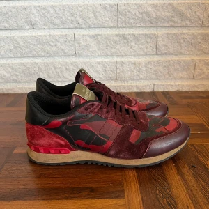 Valentino Rockrunner  - Valentino Rockrunner sneakers i snygg colorway. Skorna är i mycket bra och passar 43-44. Skriv vid minsta fundering👍