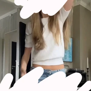 Stickad topp från zara - Jätte snygg stickad topp/t-shirt från Zara! Bra skick, kan vara lite nopprig. Smink fläcken på bilden går bort i tvätten då jag såklart tvättar varan innan jag skickar den!