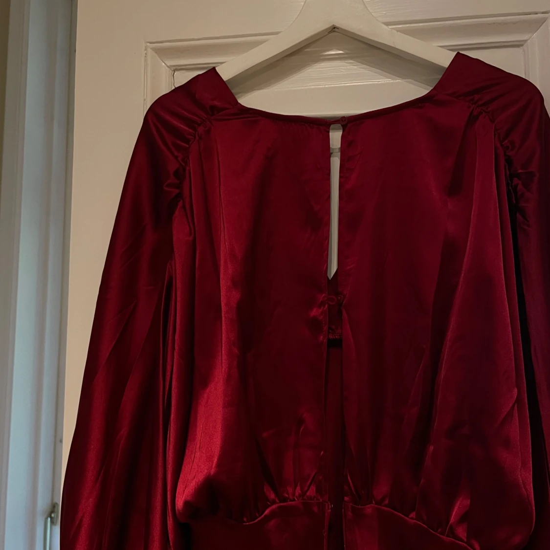 Vinröd långklänning med v-ringning - 4