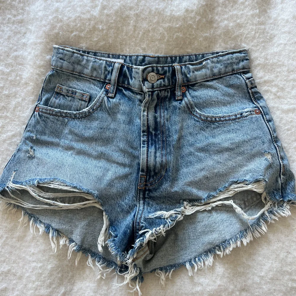Ett par helt nästan oanvända ljusblåa jeansshorts. De har snygga slitningar vid kanterna och baktill. Skriv gärna för mer bilder, mått och funderingar🩷. Shortsit.