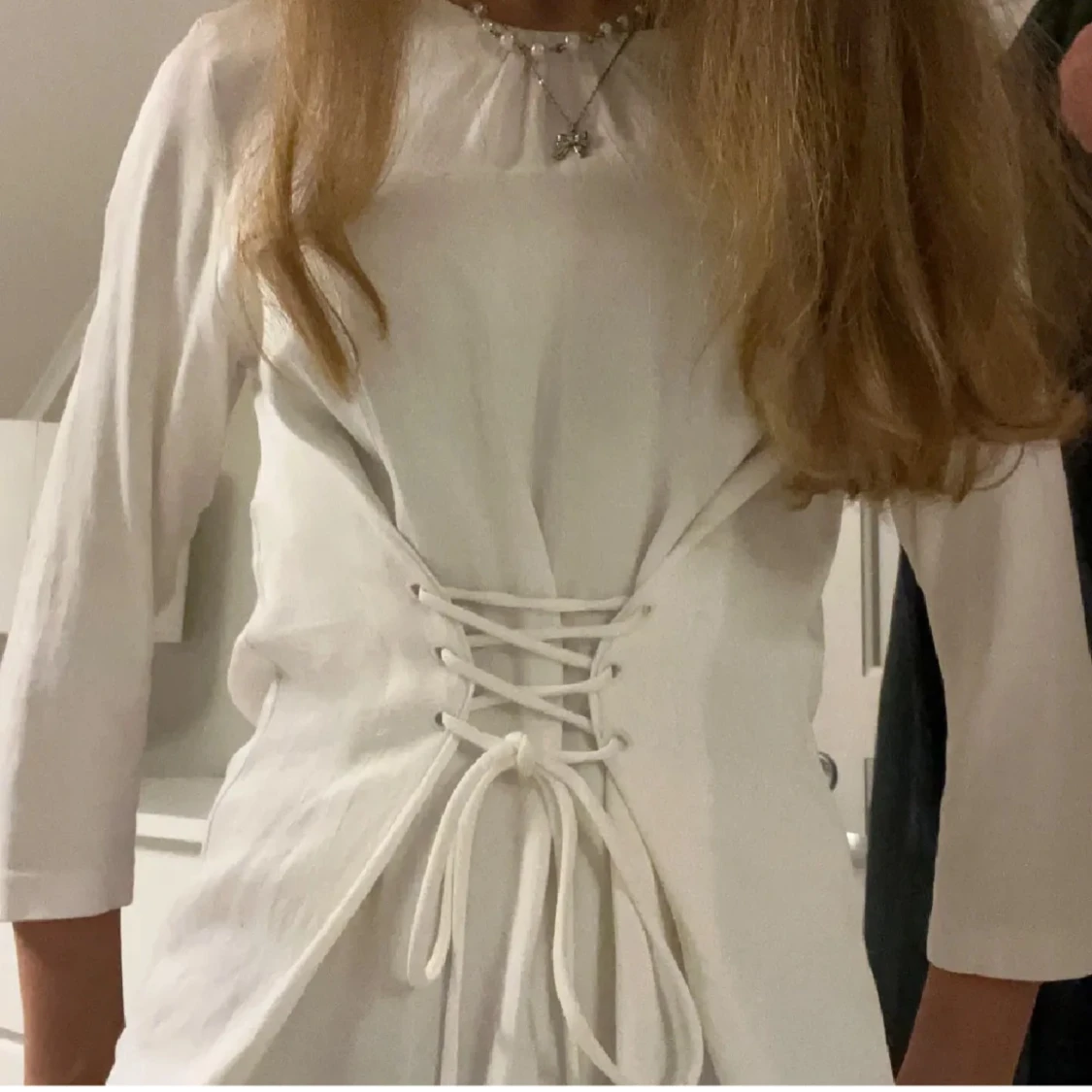 Vit blus med snörning