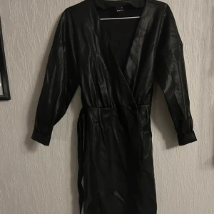 Svart omlottklänning läderimitation  - Stor garderobrensning♻️ Se gärna mina andra annonser🌸 Pris går att diskutera vid flerköp👗