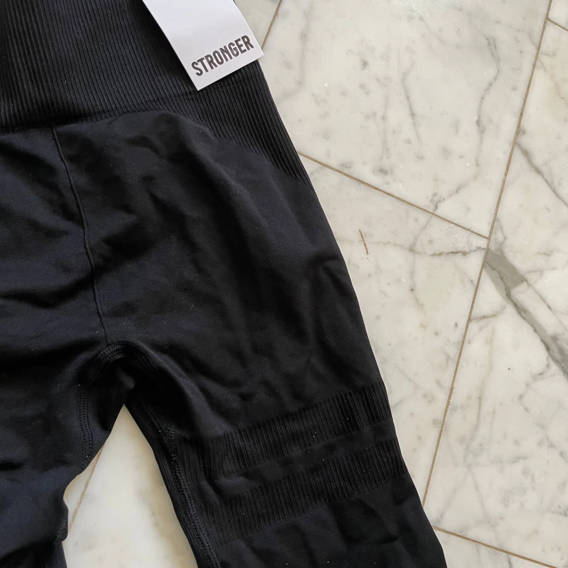 Svarta sömlösa leggings från Stronger