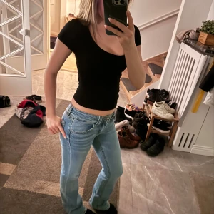 Blåa bootcut jeans - Ett par jätte fina blåa bootcut jeans med en låg midja. Jeansen är knappt använda.🥰🥰