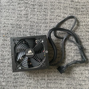 Corsair CX750M nätaggregat - Säljer ett Corsair CX750M nätaggregat med modulär design. Det har en effekt på 750W och är perfekt för gamingriggar. Kommer med flera anslutningsmöjligheter inklusive 6+2 PCIe och SATA. Passar för dig som vill ha en pålitlig strömförsörjning till din dator.