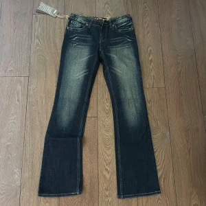 Low rise jeans - Lappar kvar, Midjemått: 36 tvärs över, Innerbenslängd: 78 cm