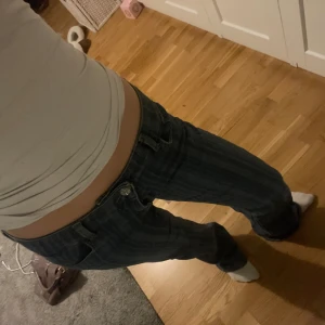 Blå jeans med låg midja - Säljer ett par blå randiga jeans med låg midja och bootcut. Jag är 165