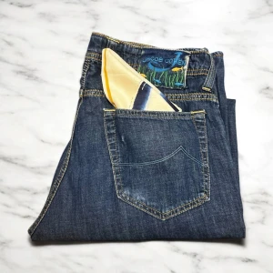 Jacob Cohen jeans  - Hej! Säljer nu dessa riktigt snygga och sällsynta Jacob Cohen jeansen. Storlek 32, slim fit. Nypris cirka 5000kr. Scarf ingår. Om ni har frågor så är det bara att höra av sig 😁