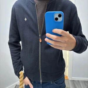 Morris zip - Säljer en stilren zip  från Morris med dragkedja och ett litet broderat emblem på bröstet. Storlek s men sitter som m, killen på bilden är 184 och väger 66 kg