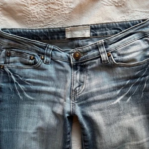 Lågmidjade jeans  - Lågmidjade utsvängda jeans. Slitna nertill, annars väldigt bra skick. Unika och super coola 
