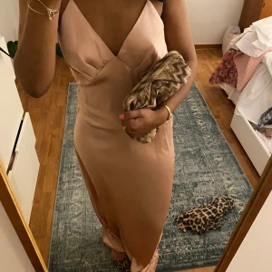 Rosa balklänning  - Ljusrosa / aprikosrosa balklänning som är så himla fin!! Jag är 165 och den är liite för lång på mig men går ju att sy upp, passar nog upp till 175 i längd 🧡🧡Passar S också!