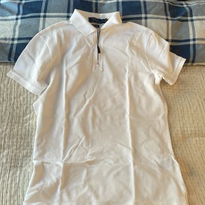 Vit pikétröja från Ralph Lauren - Säljer en stilren vit pikétröja från Ralph Lauren. Använt den ett par gånger, 9/10 skick. Original pris 1600kr