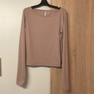 Rosa långärmad topp från H&M Divided - Säljer en rosa långärmad topp från H&M Divided. Toppen har en rund halsringning och är gjord i ett mjukt material för extra komfort. Använd ett fåtal gånger. Sorlek xxs men känns som S. 