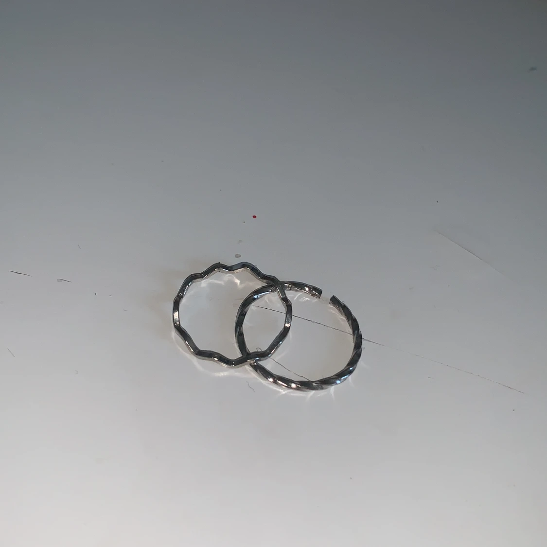 Silvriga ringar med vågig design