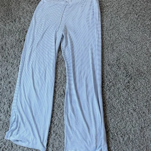 Mys byxor  - Väldigt mjuka byxor som är perfekta för en sommar kväll. Säljer på grund av att jag sparar pengar och säljer plagg jag inte använder längre//ida🥰