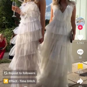 Vit balklänning  - SÖKER! Söker den vita till höger från ASOS. I storleken 42 elr 44