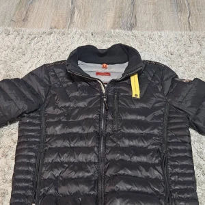 Parajumpers jacka - Trevlig parajumper jacka i okej skicka med ett lite hål, men absolut inget som märks vid användning, L men sitter mer som en M, vid frågar tveka inte på att skriva, 