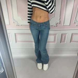 Blå bootcut jeans - Såå snygga lågmidjade utsvänga jeans!! Sitter jättefint men var lite för små för mig. Första bilden är lånad! 