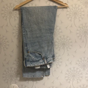 Blå jeansbyxor - Snygga blå jeansbyxor med klassisk design. Perfekta för en avslappnad stil. De har en rak passform och är tillverkade i slitstarkt denimtyg.