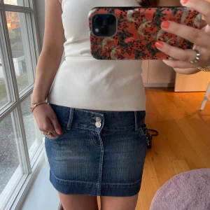 Jeanskjol - Superfin jeanskjol ifrån Gina Tricot!! I storlek 36! Dragkedjan saknas men har sytts igen halva, så man tänker verkligen inte på det!! 