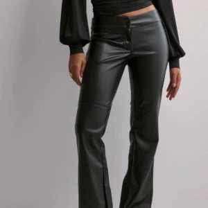Low waist skinnbyxor  - Lågmidjade bootcut skinnbyxor från nelly! Har ALDRIG använt dom, däremot är lappen bortklippt💞de är stretchiga, och passar perfekt till våren! Nypris = 500kr