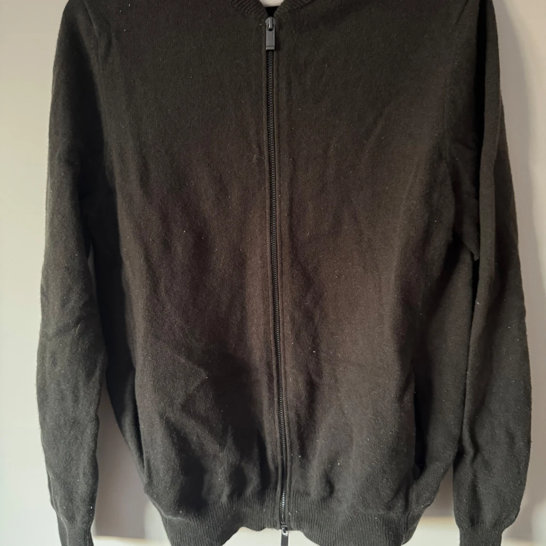 Mörkgrön kofta med dragkedja