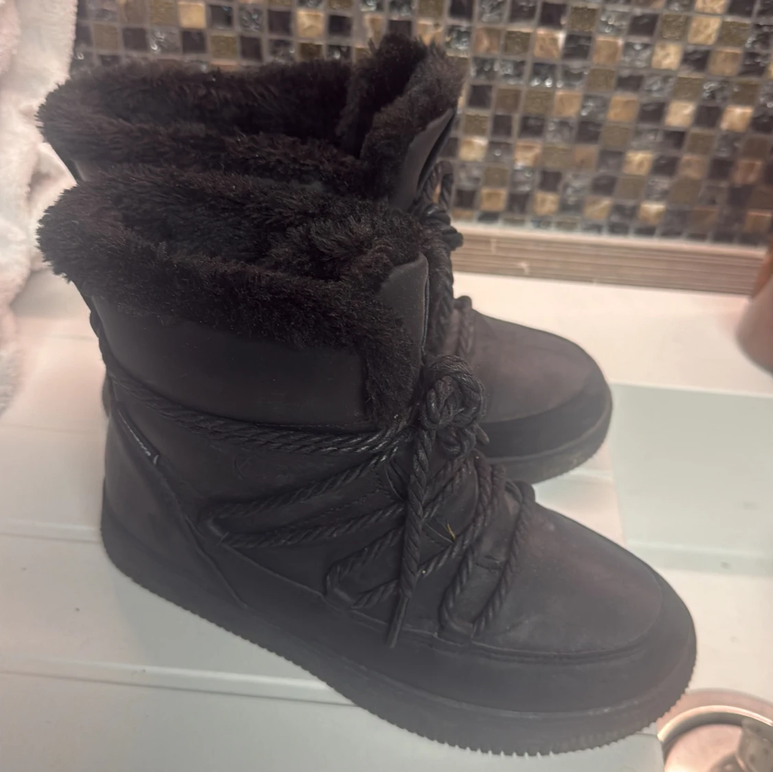 Svarta moon boots-like med pälsfoder