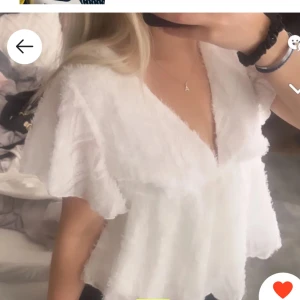 Vit blus med volangärmar - Säljer en söt vit blus med volangärmar och v-ringning. I stl s