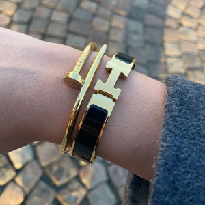 Snygga armband  - Spik 320kr (bud för den) finns både i guld och silver. H finns även i Vit. Med box + 60kr. Skriv för fler bilder, följ insta för gratis box och påse🌺✨