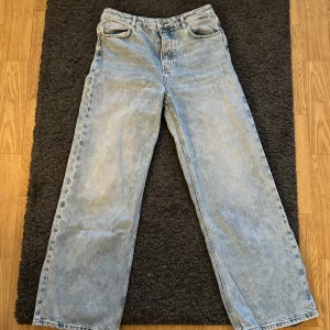 Raka jeans - Rake jeans från never denim. Sitter löst i benen och ganska tajt i midjan. Sitter som en S i storleken. Högmidjade, går att pruta.