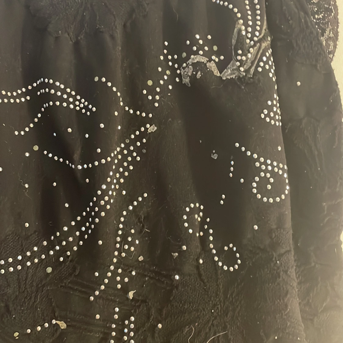 Svart topp med spets och pärlor - 2