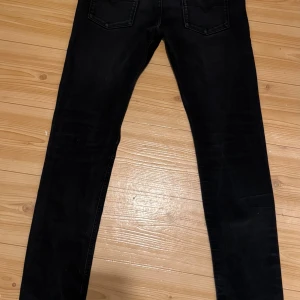 Svarta diesel jeans  - Snygga svarta diesel jeans  med en klassisk design. De har en rak passform och är perfekta för en stilren look.