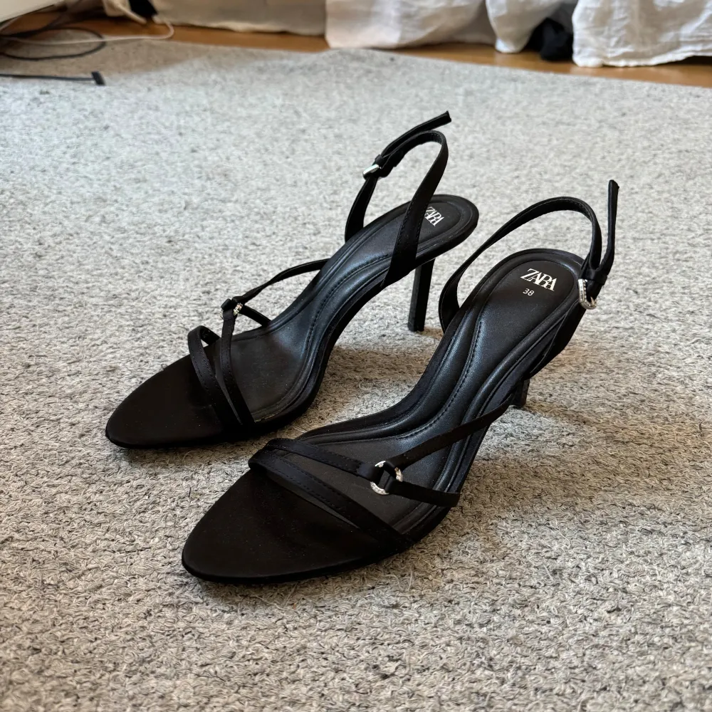 Jättefina. Endast använda 1 och säljer pga att de ej passade. Nypris 399kr.. Kengät.