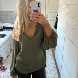 Grön Zara blus  - Super snygg grön blus från Zara, strl xs och i nyskick⭐️ skriv privat vid intresse eller funderingar 