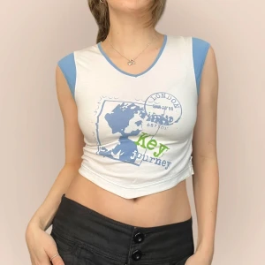 Vit och blå croppad topp från Key - Säljer en 2000-tals croppad babytee från Key med tryck framtill. Jag på bilden har strl 36 på överdelar och är 170cm. Klicka på köp nu <3