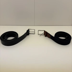 2 st Sandler bälten - 2 st saddler bälten i mycket bra skick, läder bälten har en längd på 105 cm och det flätade bälten 90 cm. Båda säljs för 600. //Leon