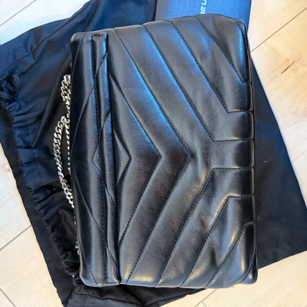 Saint Laurent Loulou med silverfärgad kedja i bra skick! Väskan är inköpt på YSL:s egna hemsida 2019, box, dustbag och kvitto medföljer! Nypris - 23500 sek. Hör av er vid fler frågor💞🥰. Laukut & Käsilaukut.