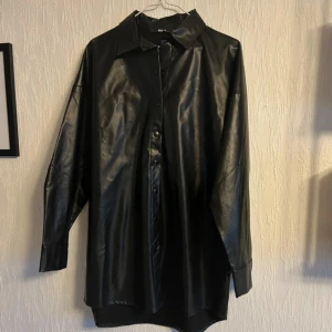 Skjorta/klänning/kappa/kofta - Stor garderobrensning♻️Se gärna mina andra annonser. Pris går att diskutera vid flerköp🌸Längre i modellen, går att använda i olika stilar.