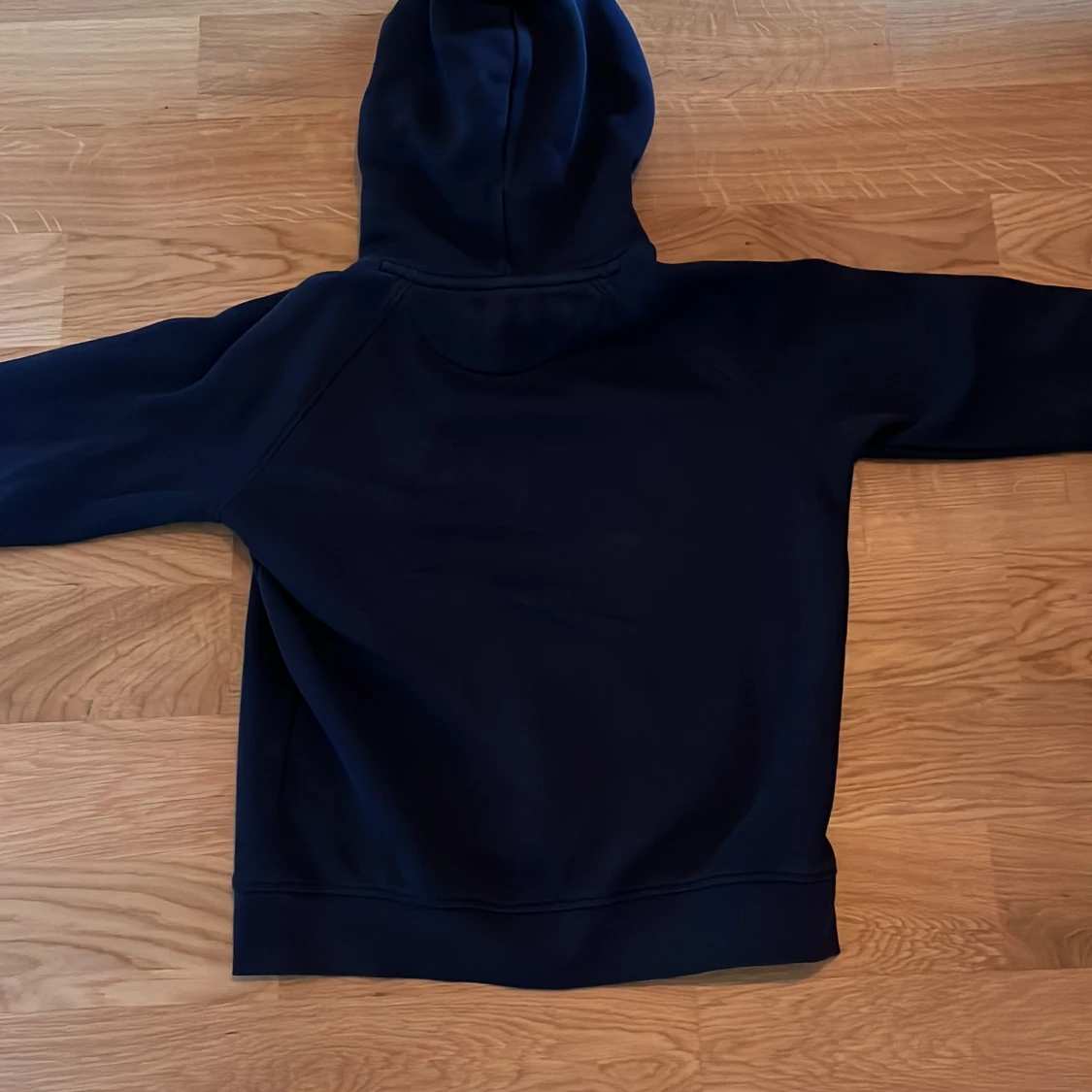 Mörkblå hoodie från GANT - 1