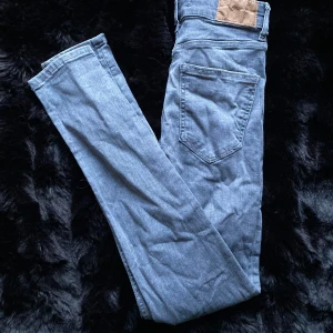 Gråa jeans från Zara - Snygga gråa jeans från Zara i en klassisk stil. De har en smal passform och är tillverkade i ett bekvämt denimtyg. Perfekta för en stilren look.