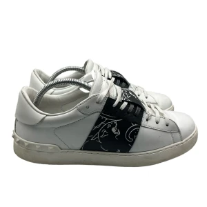 Valentino open  - FRI FRAKT PÅ THEARCHIVE.SE | Vi säljer nu dessa vit/svart valentino open som är i bra skick. Dessa är i storlek 42 och inget og tillkommer. Om du har några eventuella frågor gå gärna in på thearchive.se eller kontakta oss här på plick för att veta mer🌟