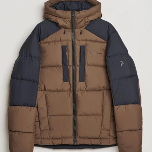 Peak performance dunjacka  - Säljer denna feta peak performance dunjacka. Jackan är lite tjockare och håller värmen väldigt bra. Modellen heter peak performance rivel jacka. Jackan har inga defekter. Skick 8/10. Skriv vid fler bilder. Nypris 3500.