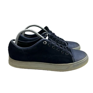 Lanvin cap toe blå - FRI FRAKT PÅ THEARCHIVE.SE | Vi säljer nu dessa blå Lanvin cap toe som är i bra skick med missfärgning på sulan. Dessa är i storlek 41 (sitter som 42/43) och inget og tillkommer. Om du har några eventuella frågor gå gärna in på thearchive.se eller kontakta oss här på plick för att veta mer🌟