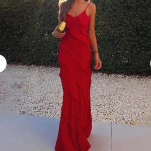 Röd Balklänning  - Säljer den här fina röda långklänning med smala axelband och volangdetaljer som passar perfekt till balen. Den är köpt här på plick från början och sedan använd endast en gång på balen🥰den är från märket glamourosa! 